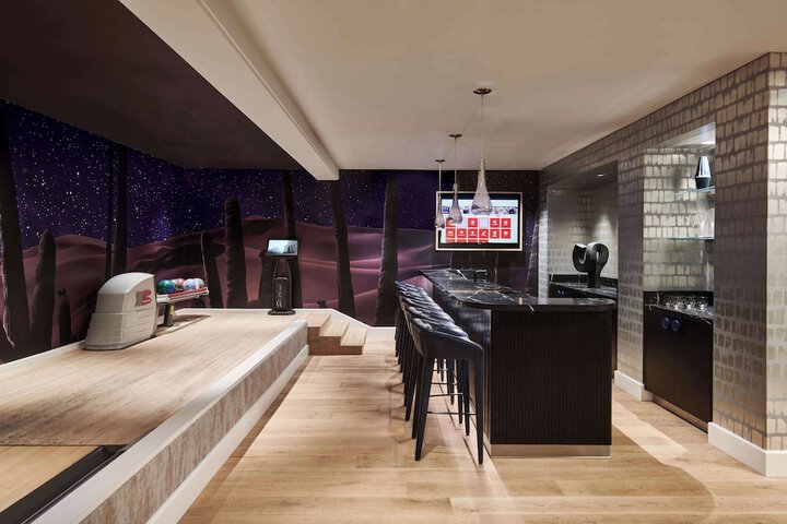 Lounge 125 of 148