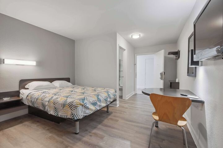1 Queen Bed (6 of 9)