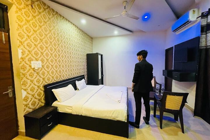 Room 4 of 7