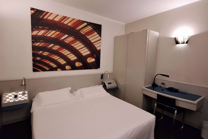 Room 9 of 31