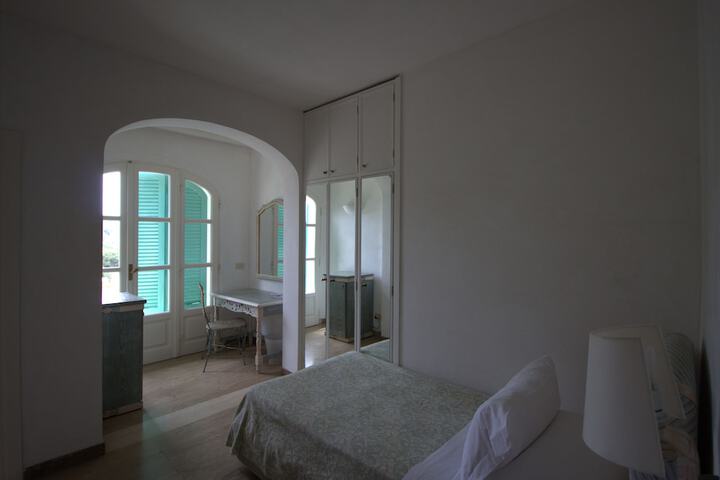 Room 6 of 32