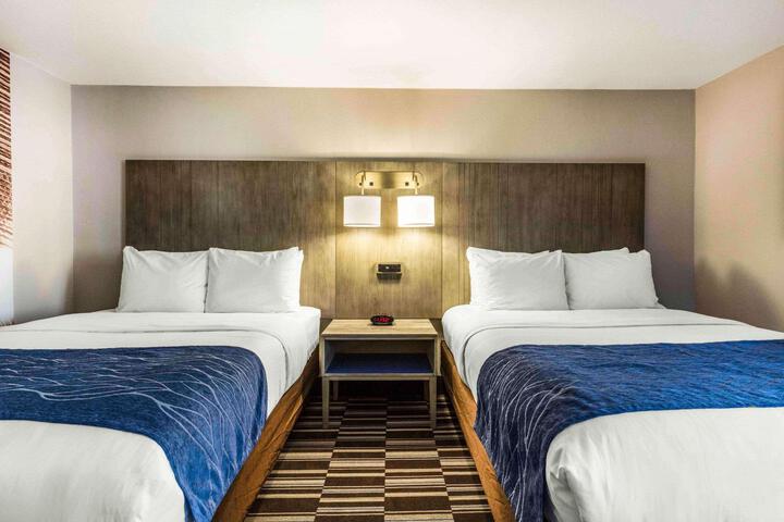2 Queen Beds (1 of 9)