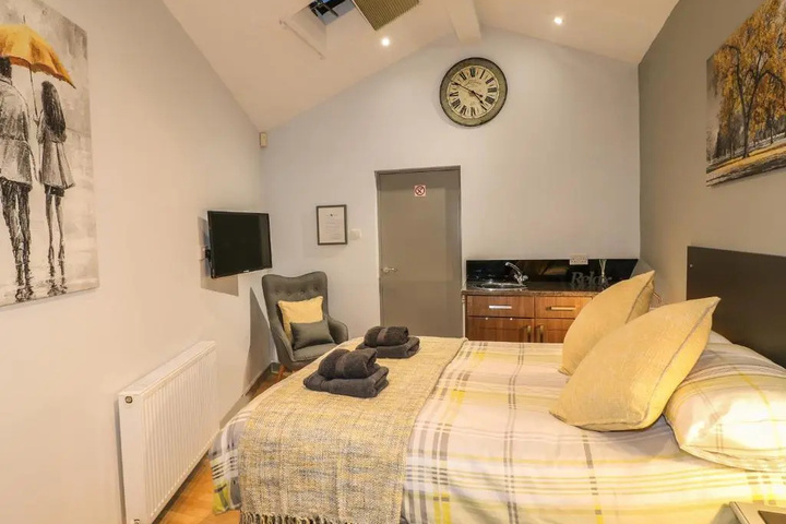 Room 2 of 6