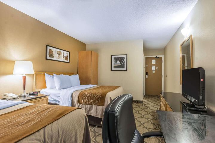 2 Double Beds (3 of 10)