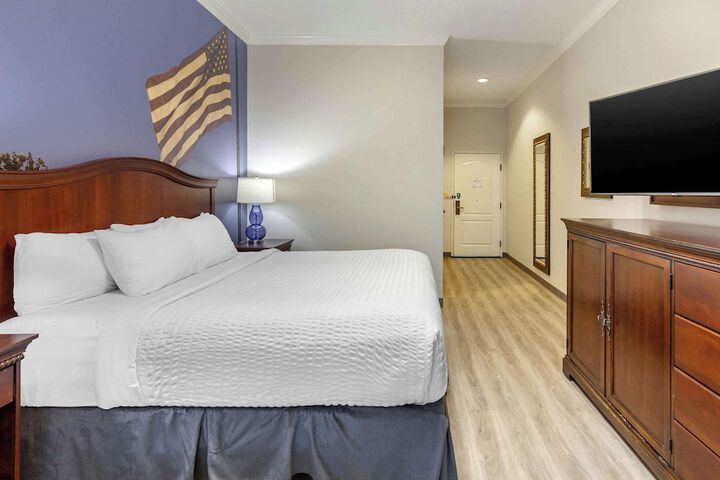 1 King Bed (14 of 22)
