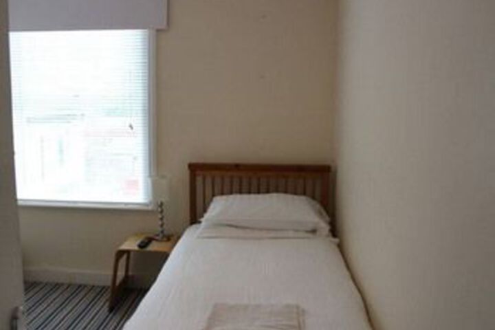 Room 7 of 12