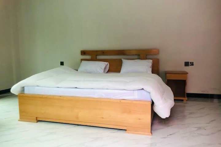 Room 6 of 10
