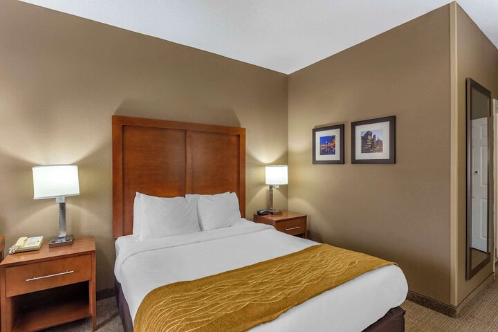 1 Queen Bed (7 of 21)