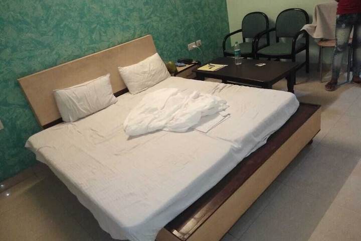Room 7 of 18