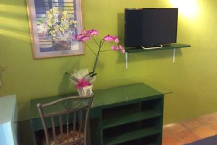 Room 8 of 18