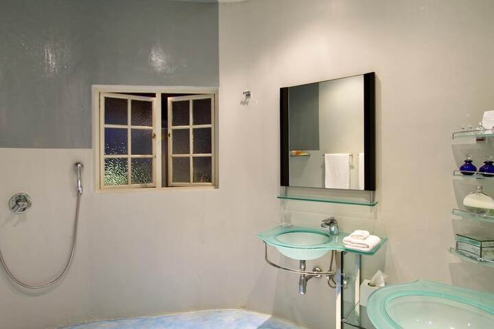 Room 33 of 63