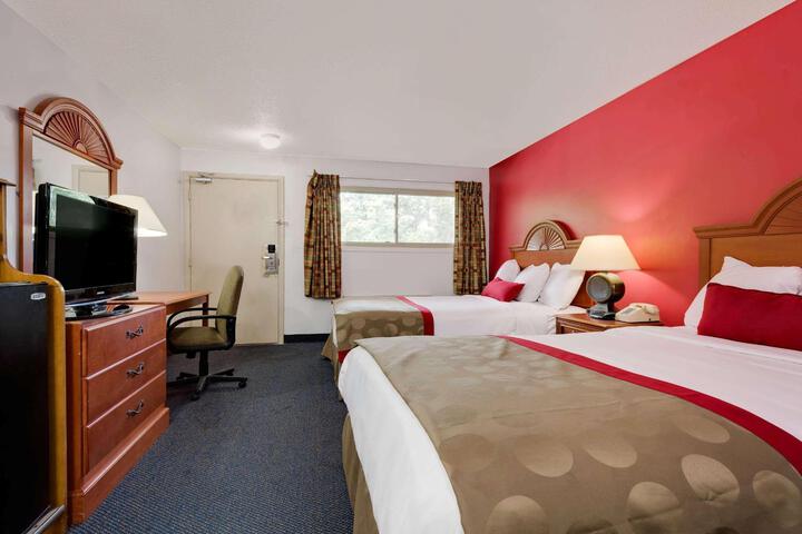 1 King Bed Deluxe Room (1 of 10)