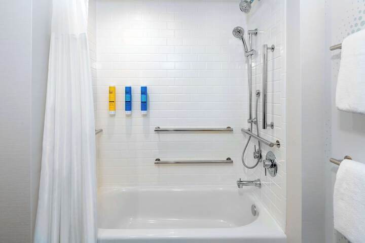 2 Queen Beds with Walk in Shower (7 of 8)