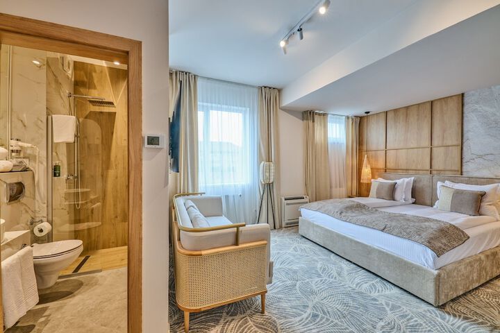Room 33 of 60