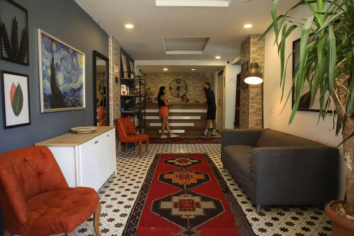 Lounge 23 of 34
