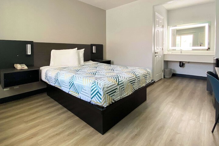 1 Queen Bed (5 of 19)