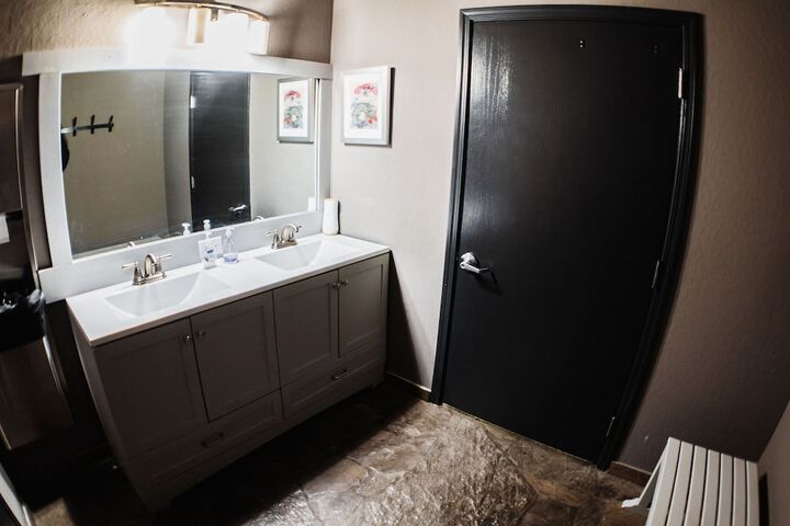 Room 27 of 40