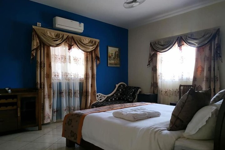 Room 10 of 18