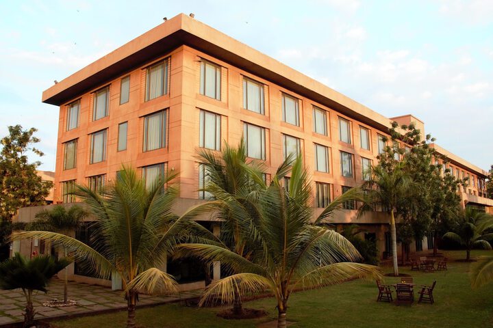 Hotel Exterior 98 of 101
