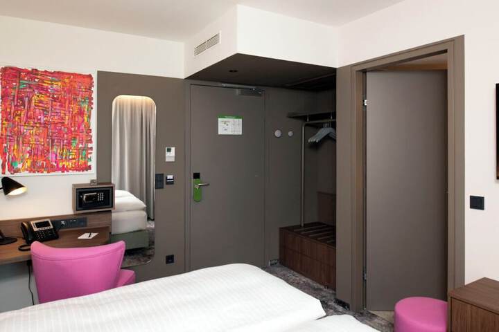 Room 16 of 80