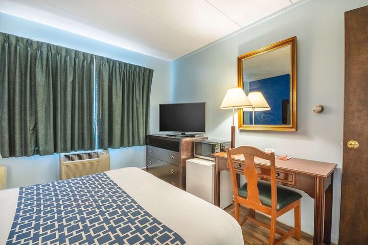 1 Queen Bed (7 of 11)