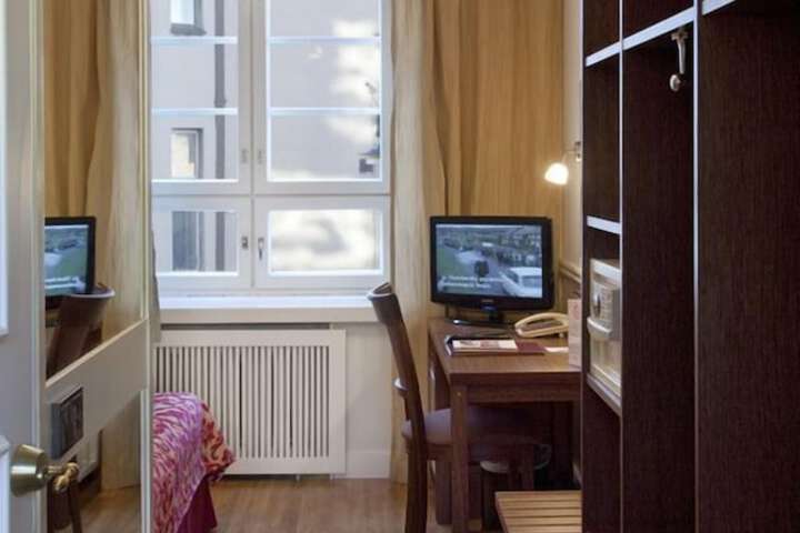Room 53 of 77