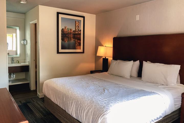 1 King Bed (2 of 6)