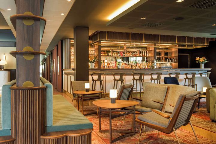 Lounge 105 of 122