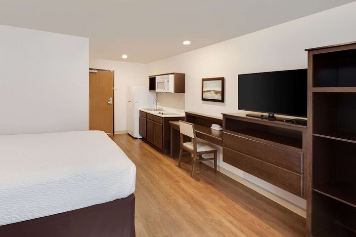 1 Queen Bed (7 of 15)