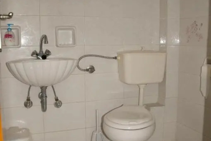 Room 6 of 10