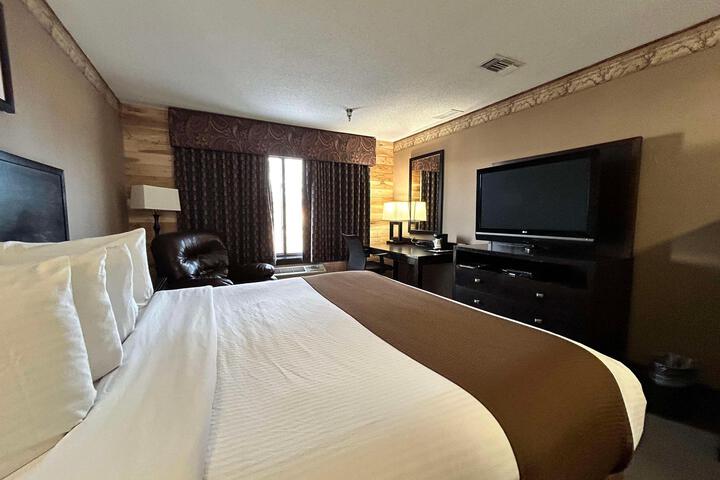 Accessible 1 Queen Accessible Walk in Shower Sofa Bed Microwave and Refrigerator WiFi Full Breakfast (8 of 16)