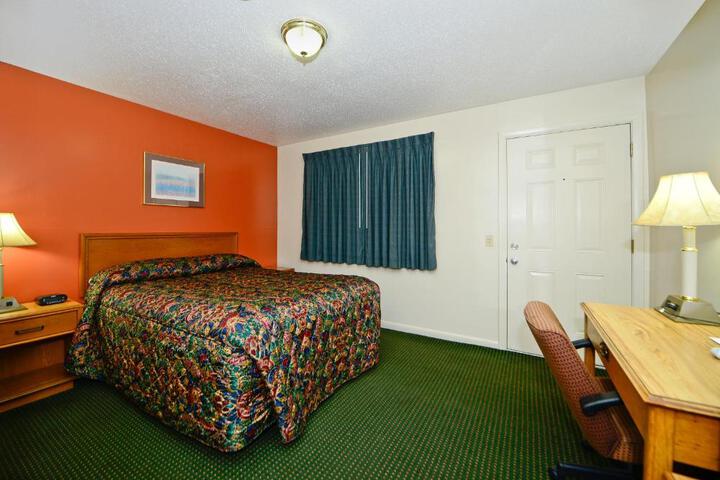 1 Queen Bed (2 of 2)