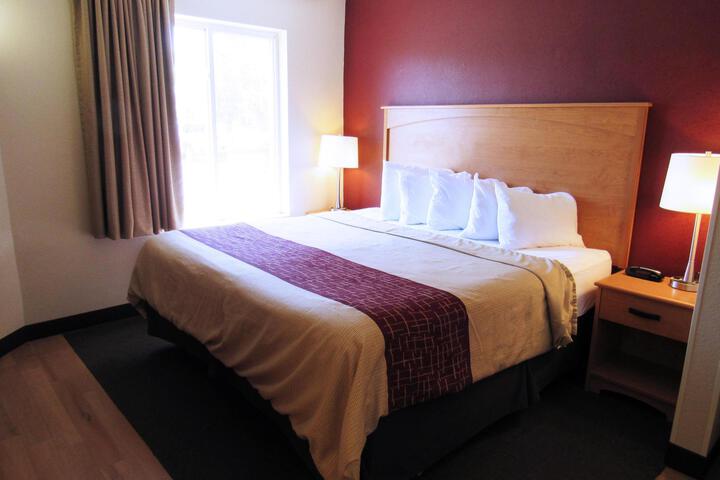 Deluxe King Bed (11 of 12)
