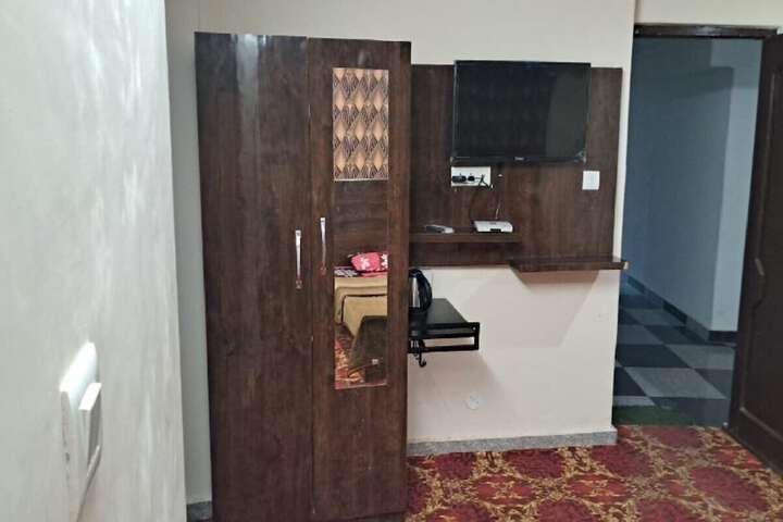 Room 11 of 28