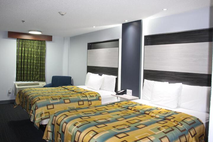 2 Queen Beds (4 of 12)