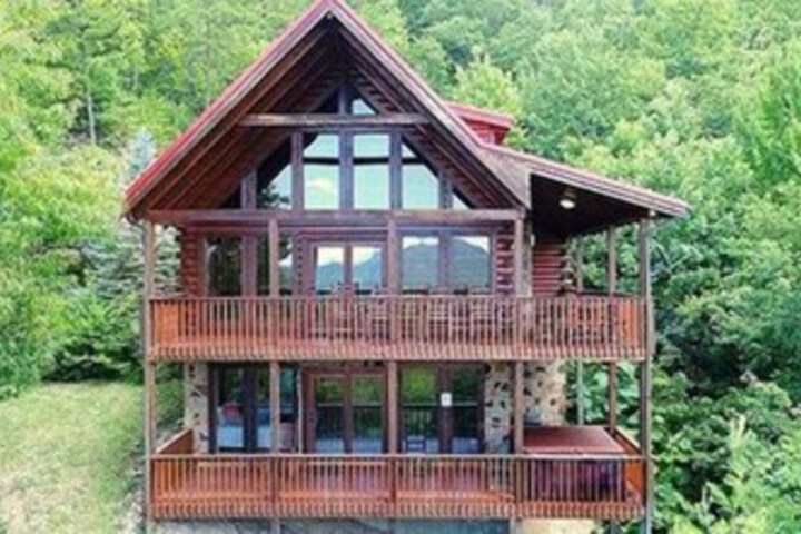 Bear Me Away Mountain Views in Sevierville, TN