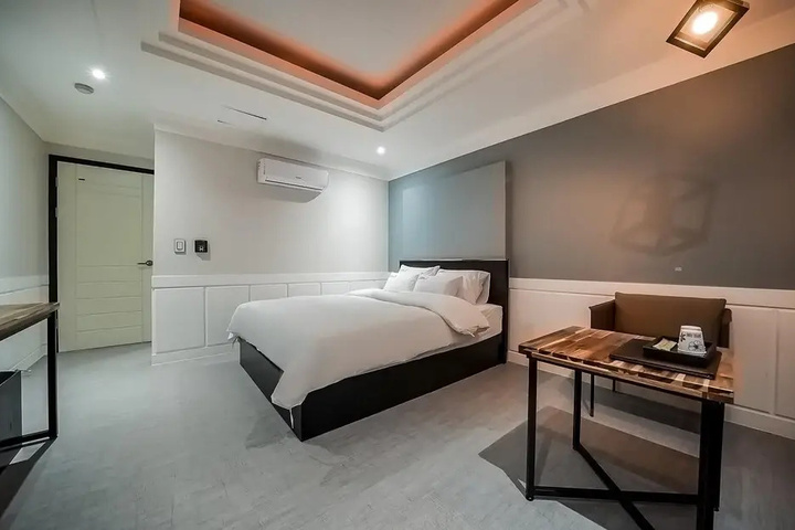 Room 5 of 15