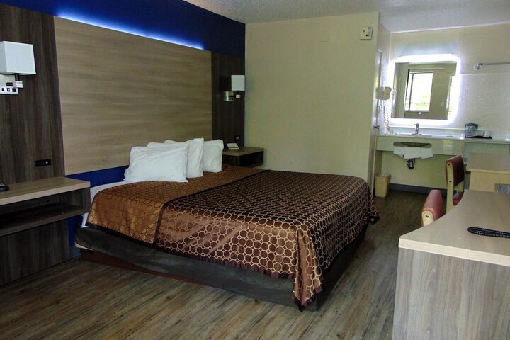 Single Queen Bed (8 of 8)