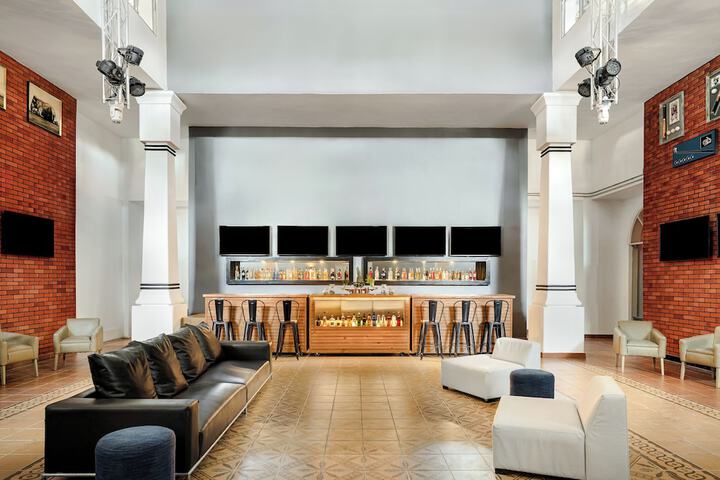 Lounge 64 of 79