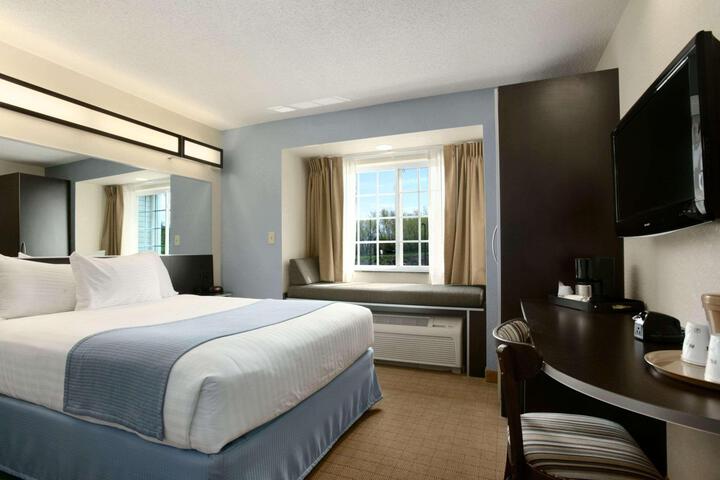 1 Queen Bed (3 of 17)