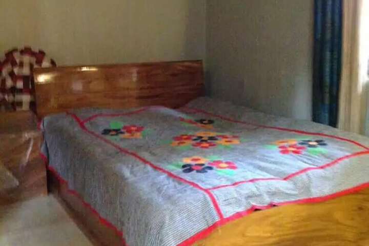 Room 4 of 8
