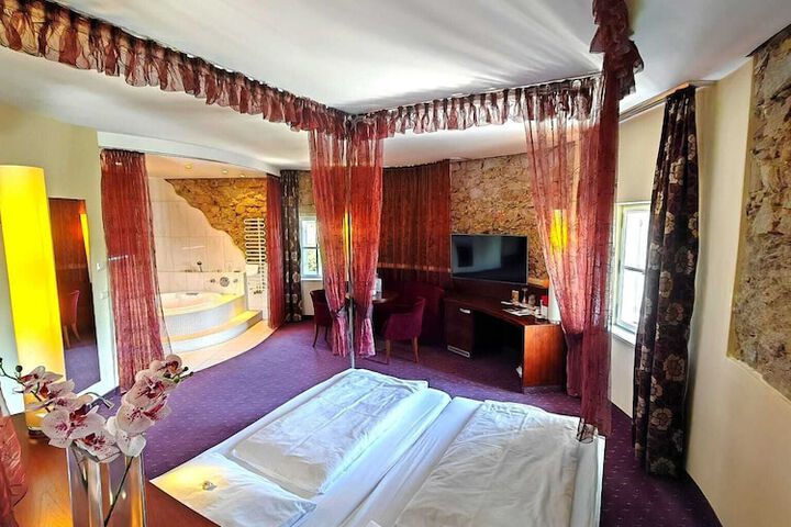 Room 4 of 16