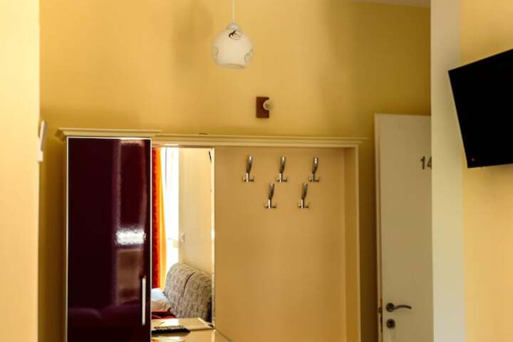 Room 13 of 87