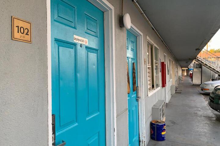 Exterior of Tiki Lodge Hotel Modesto