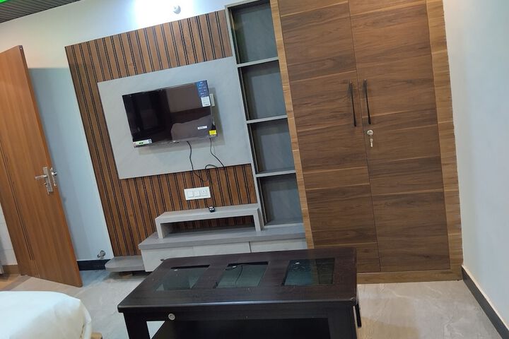Room 5 of 9