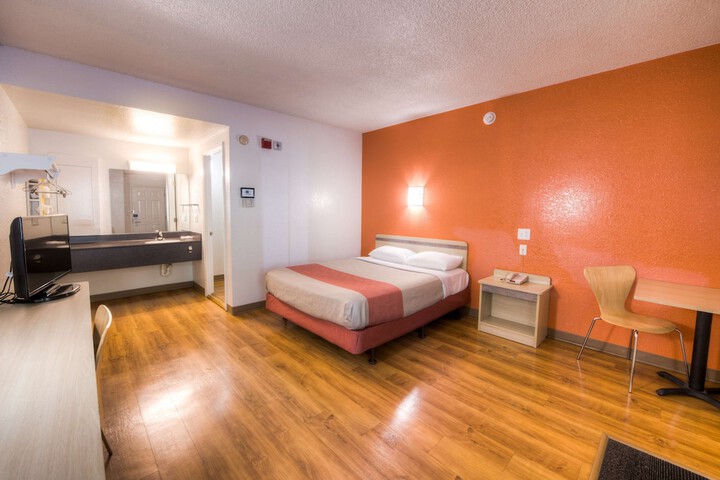 1 Queen Bed (3 of 3)