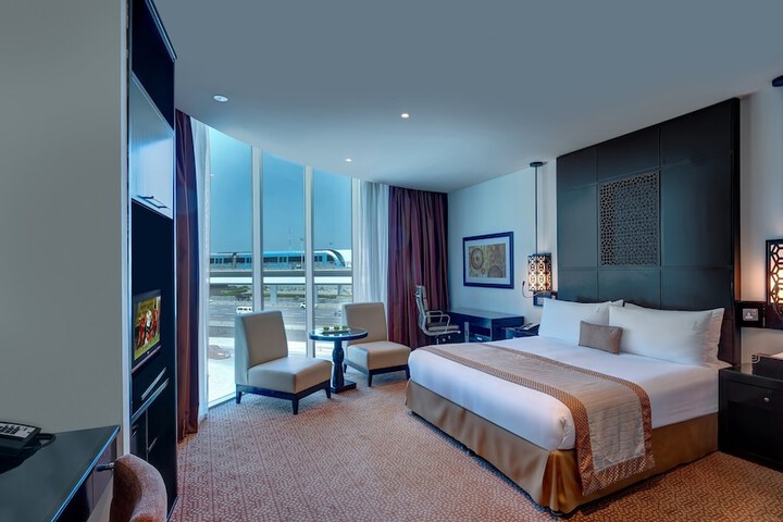 Room 83 of 211