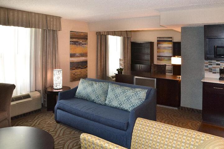 1 Queen Bed (4 of 8)