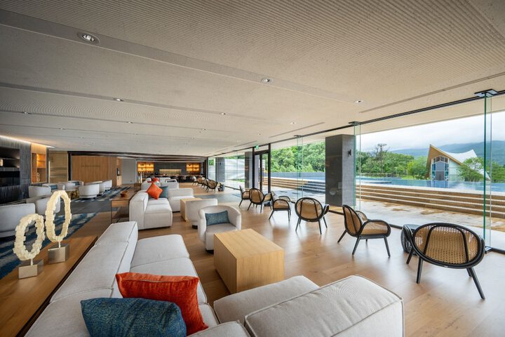 Lounge 174 of 200
