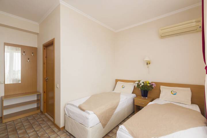 Room 9 of 33